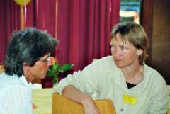 Frau Neufer (Tagesmutter und Referentin, links) im Gespräch mit Doro Ackva-Bleistein vom Vereinsteam