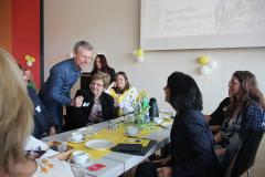 Oliver Herweg von der Jugendhilfeplanung begrüßt Landtagspräsidentin Muhterem Aras