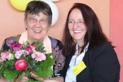 Dr. Leni Schwarz (viele Jahre im Vorstand aktiv, links) und Karin Pfeiffer (rechts)