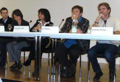 Auf dem Podium (von links) nach rechts: Herr Schoyerer, Frau Holch (Moderatorin), Frau Aras (Stadträtin, Bündnis90/Die Grünen). Frau Ripsam (Stadträtin, CDU), Herr Reißig (Stadtrat, SPD)